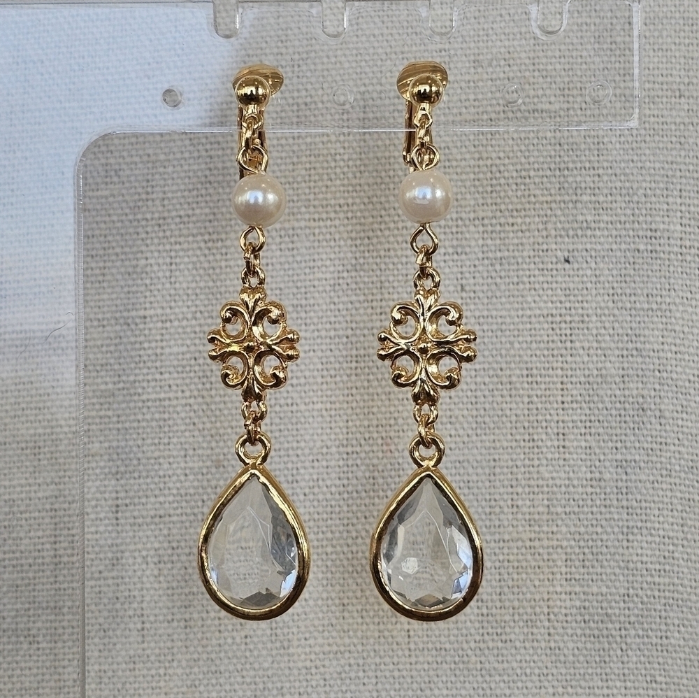 Vtg AVON 1991 "Dangling Treasures" Faux Pearl Goldtone Earrings